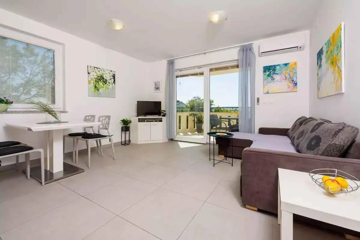Apartments In Crikvenica 14043 ドラマリ